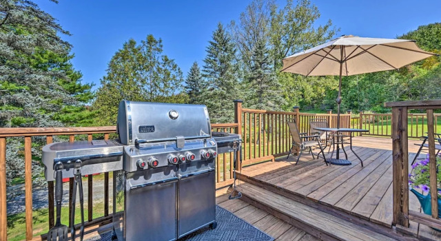 Cozy Apt w/ Hot Tub & Deck, 10 Mi to Stowe Resort!
