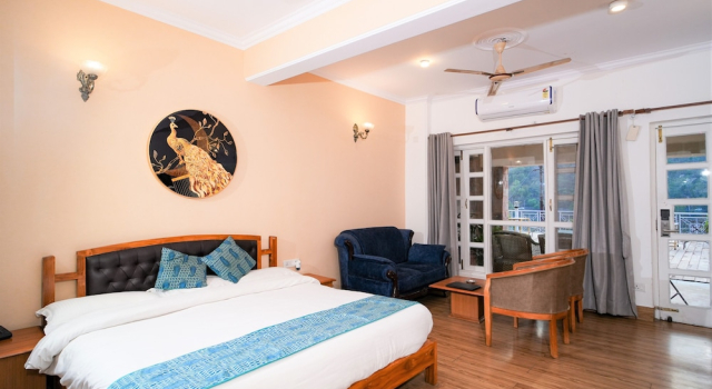 Номер Deluxe Цокольный этаж с балконом и с видом на озеро Neelesh Inn - Luxury Lake View Resort with Swimming Pool on Bhimtal Lake