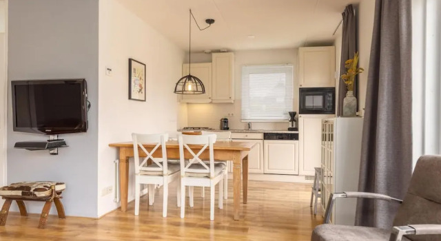 Canal-side Bungalow Stay, Buchen Sie Hotel Earnewâld 