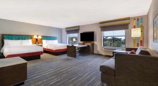 Четырёхместный люкс Hampton Inn & Suites Marina