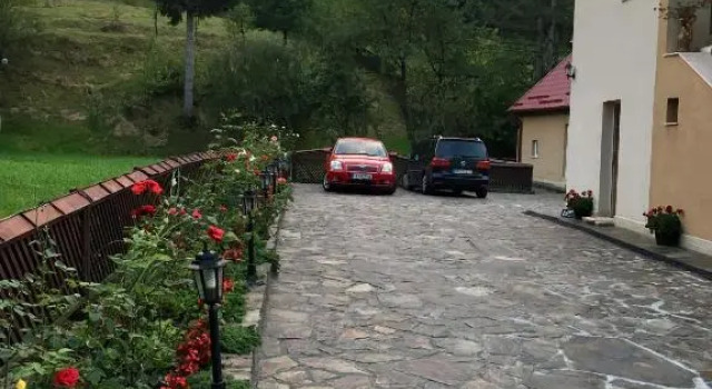 Complex Căsuțe Pensiune Ileana s House, Rezerwuj Apartament Hotele w Carpathians - Romania z parkingiem, Parking