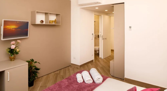 Le Muse Suite, Забронировать Отель «постель и завтрак» Отели Сорренто с парковкой, рядом с Железнодорожный вокзал Сорренто компании Чиркумвезувиана, Парковка
