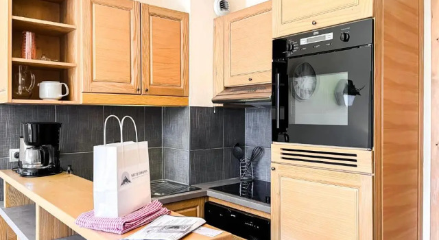 Апартаменты Bright, spacious South-facing 1-bedroom apartment