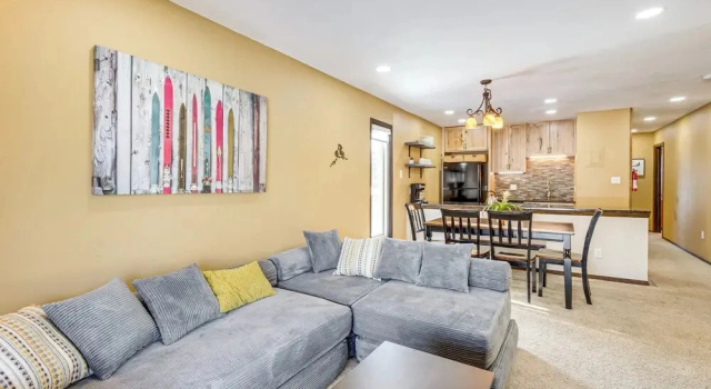 Cozy Condo: Steps to Free Winter Park Shuttle!