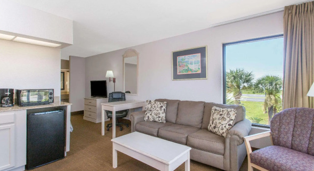 Люкс Days Inn & Suites by Wyndham Navarre - near Beaches Hurlburt