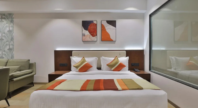 Hotel Elements, Rezerwuj Hotel Hotele w Surat z parkingiem, Parking