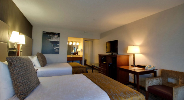 Четырёхместный номер Standard с видом на озеро Best Western Harbour Pointe Lakefront