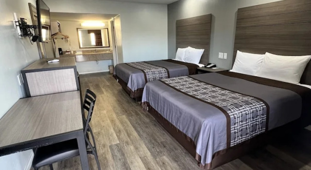 Четырёхместный номер Deluxe Continental Inn and Suites Nacogdoches TX SFA University Downtown