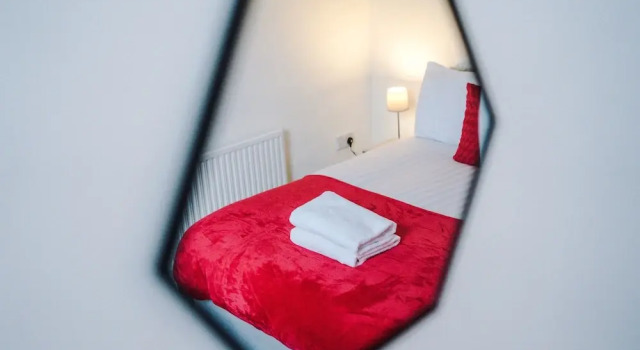 A-K Apartments - Spacious 4 Bedroom House, Central Location, Sleeps 8!