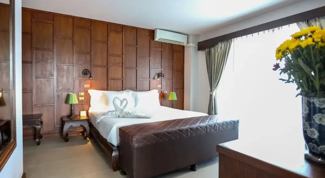 Четырёхместный номер Standard с балконом The Bridge Residence Hotel