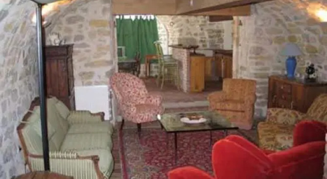 Les cigales gîte eglantier ardeche , piscine à partager, églantier 4 à 6 personnes,, Rezerwuj Hotel Hotele w Owernia z parkingiem, Parking