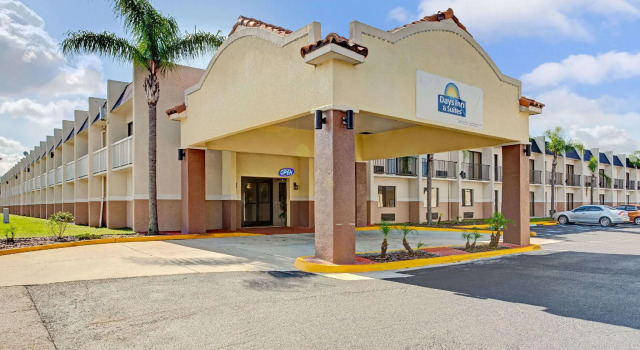 Кровать в общем номере Days Inn & Suites by Wyndham Tampa Fairground-Casino-Ybor