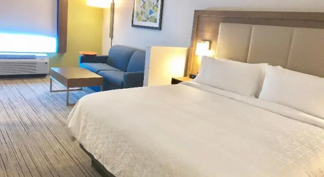 Двухместный люкс Holiday Inn Express Raleigh Arpt - Brier Crk Area