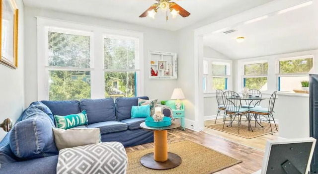 Апартаменты Charming Downtown Carriage Apartment