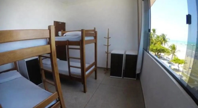 Кровать в общем номере с 4 комнатами с красивым видом из окна Maraga Beach Hostel