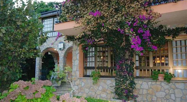 Chalet With 4 Bedrooms in San Vicente del Grove, With Enclosed Garden Near the Beach, Забронировать Шале Отели O Grove Peninsula с парковкой, Парковка