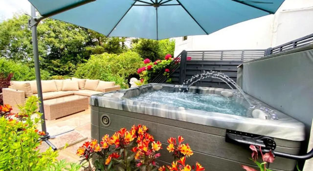Коттедж The Town House at Muntham- Luxury Holiday Home with Hot Tub
