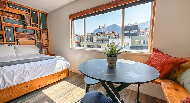 Crash Hotel Squamish, Buchen Sie Hotel  
