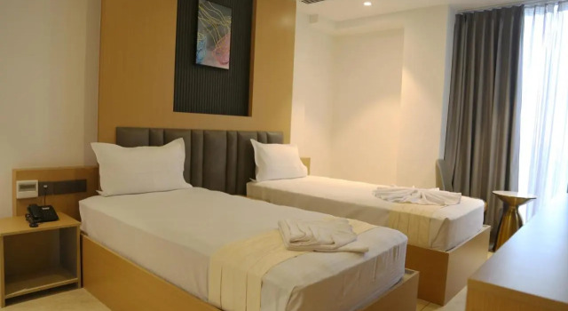 ROOTS  Coastal Dine Restaurant & Lodging, Rezerwuj Hotel Hotele w Bangalore z parkingiem, Parking