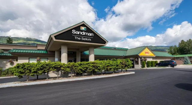 Кровать в общем номере Sandman Hotel Revelstoke