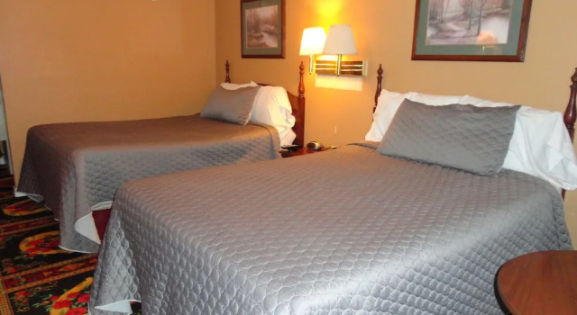 Четырёхместный номер Standard Royal Inn and Suites