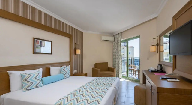 Standardowy rodzinny pokój 2 sypialnie i balkonem İz Flower Side Beach Hotel