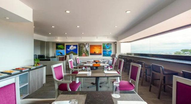 Четырёхместный клубный номер Standard Crowne Plaza San Jose La Sabana by IHG