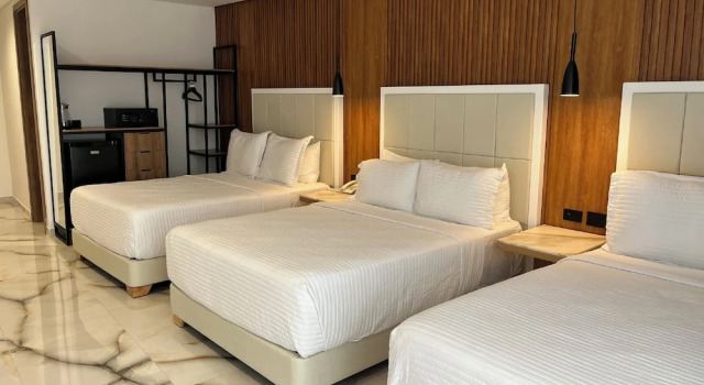 Шестиместный номер Standard с балконом Hotels 111