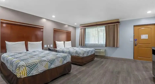 Четырёхместный номер Deluxe Motel 6 Carlsbad, CA - North Near Legoland