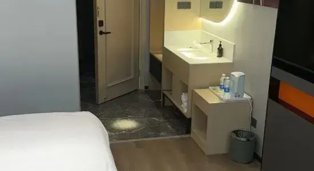 Xingzhou E-sports Homestay (Cixi West Bus Station)
