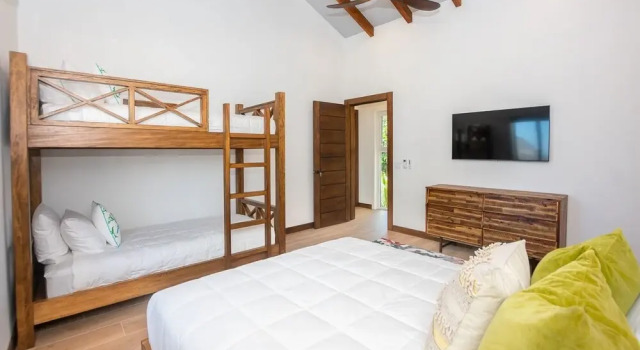 Casa Coral And Casa Palmera 4 Bedroom Home by RedAwning, Book Feriehus Sommerhuse i Roatan, Hytte