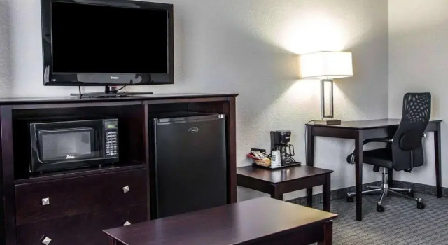 Люкс c 1 комнатой Quality Inn & Suites Ankeny-Des Moines