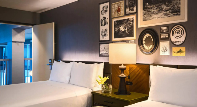 Четырёхместный номер Standard с видом на бассейн Renaissance Minneapolis Bloomington Hotel