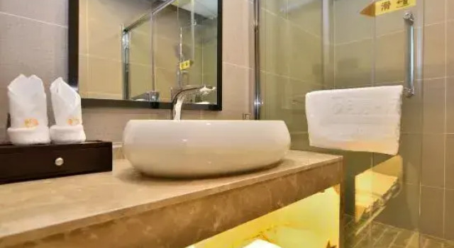 Люкс Deluxe Xiyuemoon Hotel (Kunming Harmony Square Linyuqiao Subway Station Hotel ))