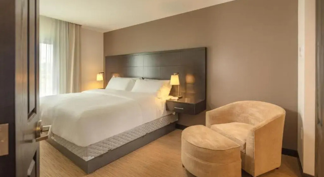 Двухместный люкс c 1 комнатой Staybridge Suites Irapuato by IHG