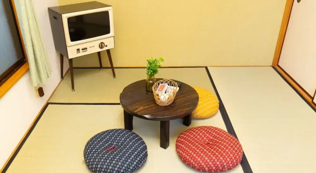 Kagurazaka Retro Bar & Hotel