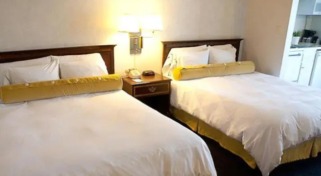 Четырёхместный номер Standard с видом на город Coral Reef Inn & Condo Suites