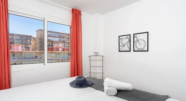 Delightful Apartment on The First Shoreline Ref 141