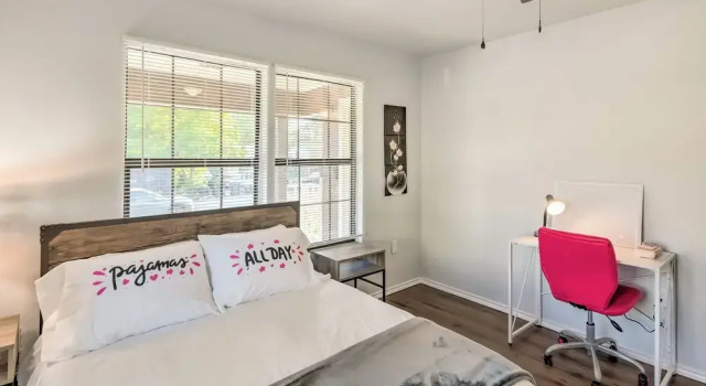 Lovely Historic Fort Worth Home w/ Deck, Забронировать Дом для отпуска Отели Форт-Уэрт с парковкой, Парковка
