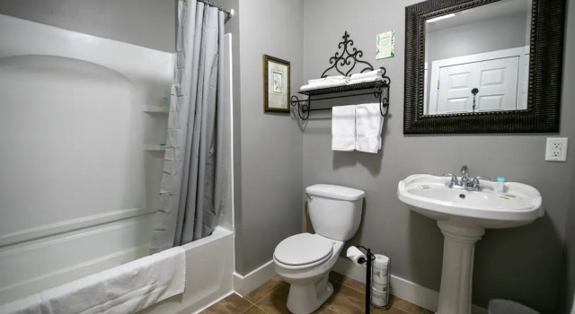 Четырёхместный номер Premier Nauvoo Temple House Hotel