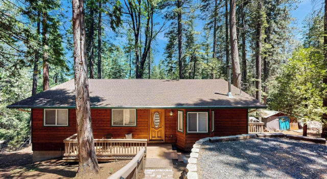 Коттедж Cozy Cabin w/ Jetted Tub & Dog-friendly