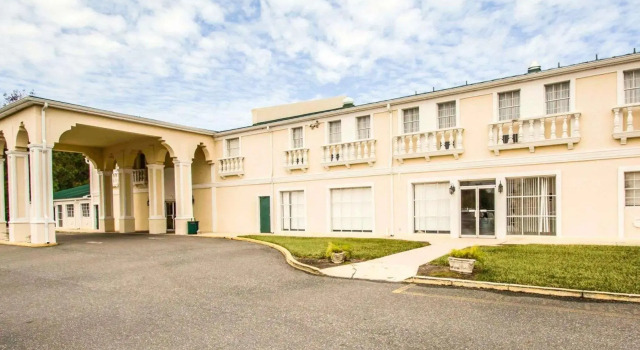 B&B HOTEL Jacksonville Airport – Newly Renovated!