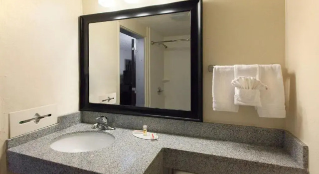 Номер Standard Days Inn by Wyndham Norman