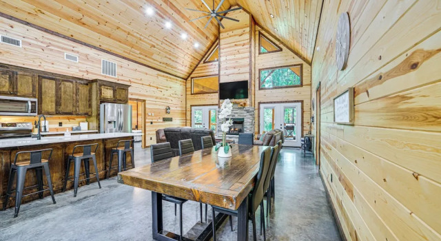 Коттедж Private Hot Tub: Luxe Cabin in Broken Bow!
