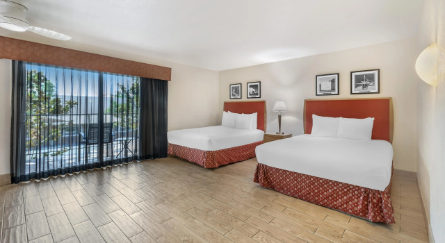 Четырёхместный номер Standard с балконом Best Western Pine Tree Motel