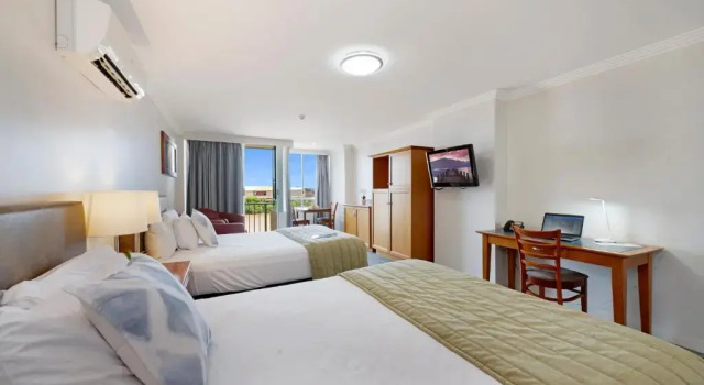 Четырёхместный номер Standard Burnett Riverside Hotel