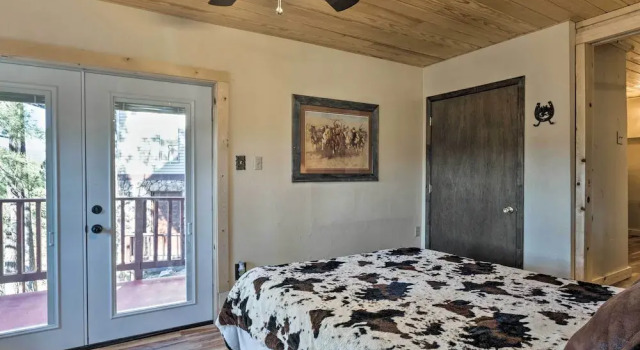 Кровать в общем номере с 6 комнатами с балконом Lavish Ruidoso Condo w/ 2 Private Decks & Hot Tub!