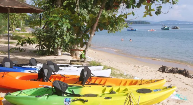 Бунгало рядом с пляжем Gold Sand Beach Bungalow