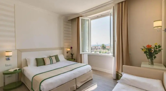 Трёхместный номер Standard с частичным видом на море Grand Hotel & Riviera