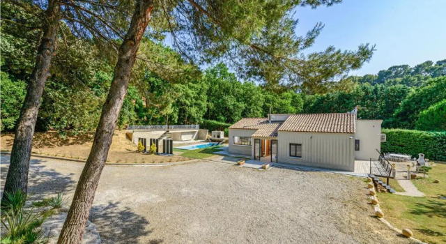 Amazing home in Rognes with 4 Bedrooms, WiFi and Outdoor swimming pool, Rezerwuj Hotel Hotele w Rognes z parkingiem, Parking